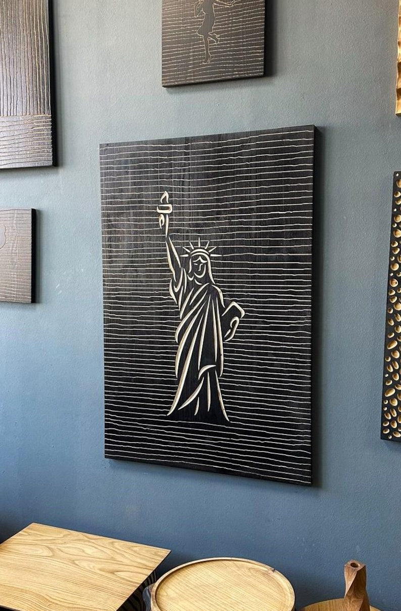 Wooden Statue of Liberty Decor – 3D Line Art Engraving - Wood Wall Hanging Decor
